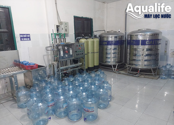 Cận cảnh màng lọc RO công nghiệp trong hệ thống đóng bình 20L