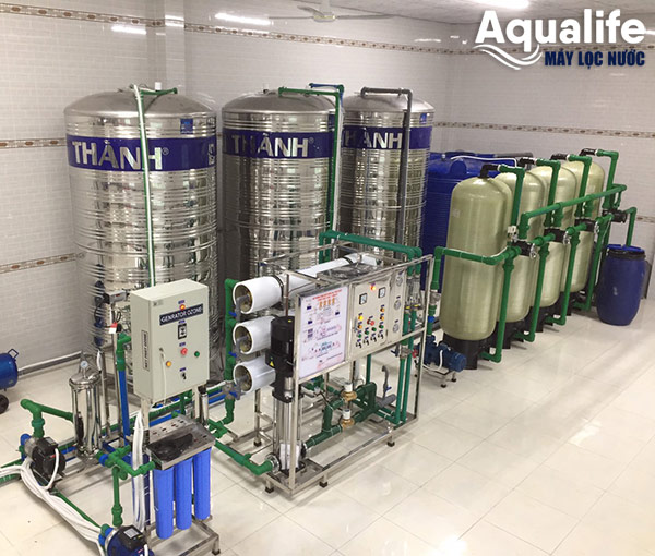 Tủ điện và đường ống hệ thống lọc nước đóng bình