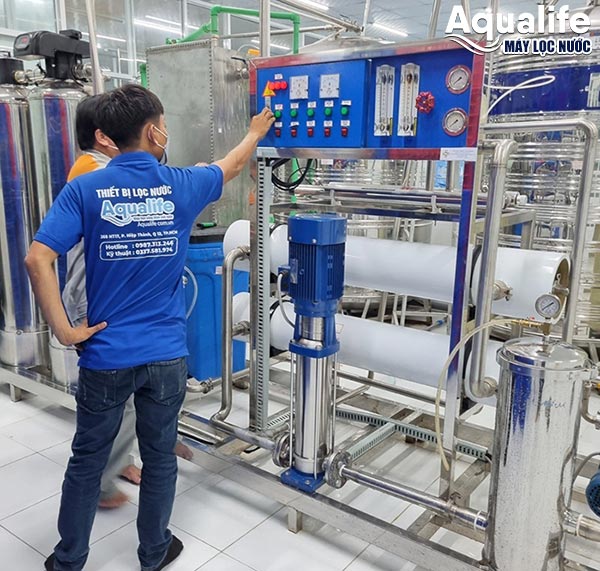 Bảo trì thiết bị trong xưởng nước đóng bình